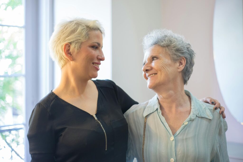 2 femmes souriantes ménopause