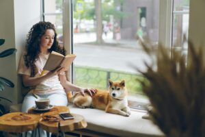 Maîtresse détendue avec son chien calme – apaiser un chien stressé
