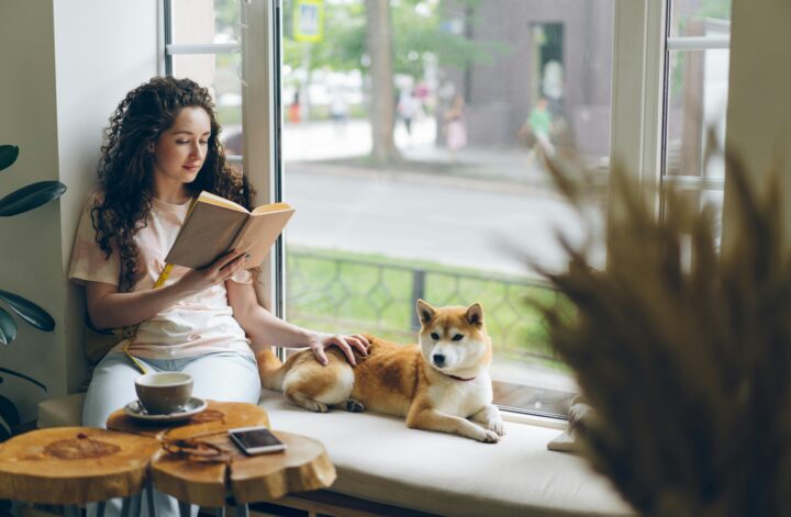 Maîtresse détendue avec son chien calme – apaiser un chien stressé