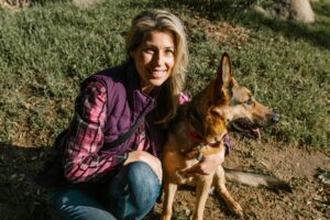 Chien qui suit son maître – lien émotionnel ou comportement anxieux