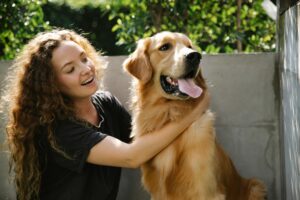 femme et son chien qui absorbe le stress