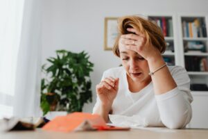 femme 50a avec bouffées de chaleur ménopause