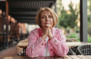Femme apaisée représentant l’hypersensibilité assumée