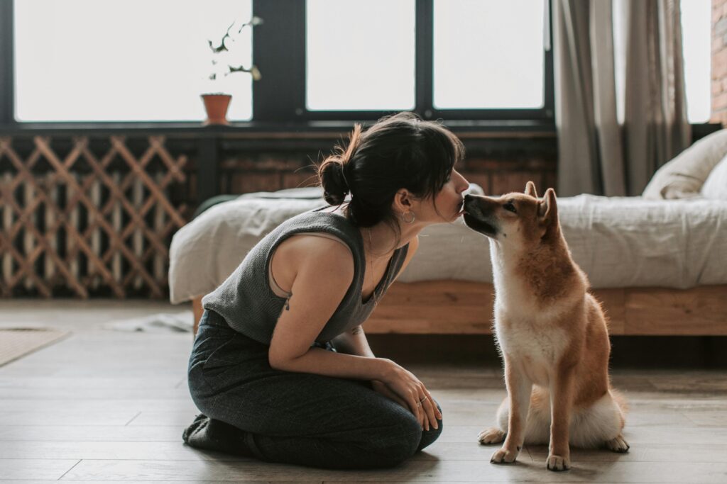 femme en complicité avec son chien