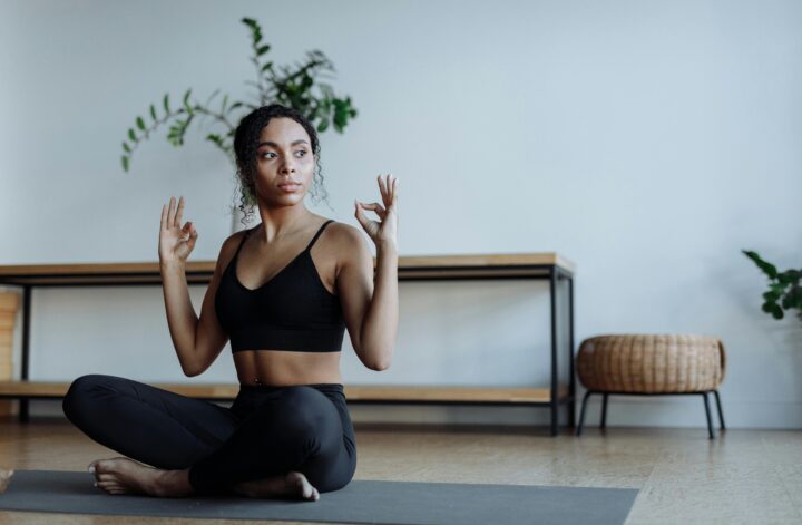 Femme méditant pour illustrer la perte de poids naturelle et douce