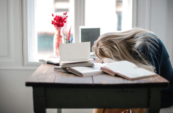 fatigue nerveuse , femme écroulée sur son bureau de fatigue