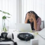 fatigue persistante, femme tête dans ses mains