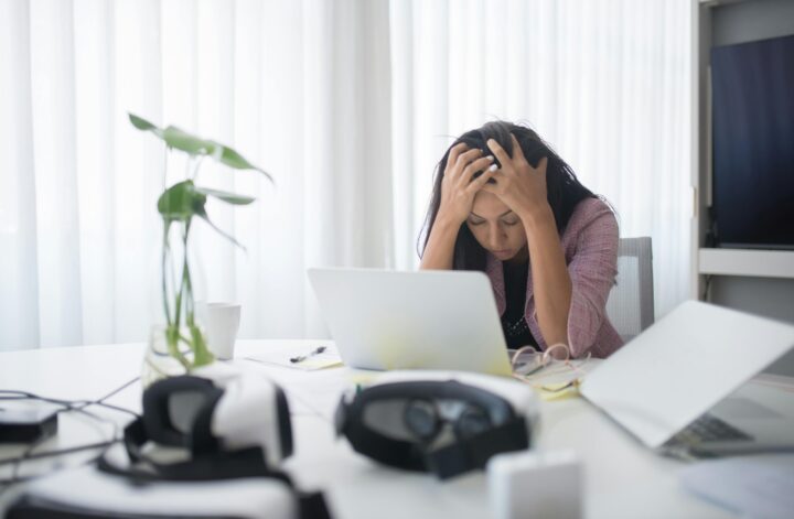 fatigue persistante, femme tête dans ses mains