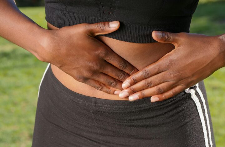 femme avec des problèmes de digestion