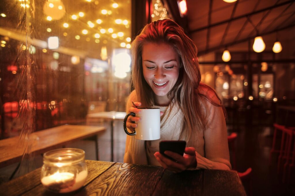 femme sui boit son café du matin