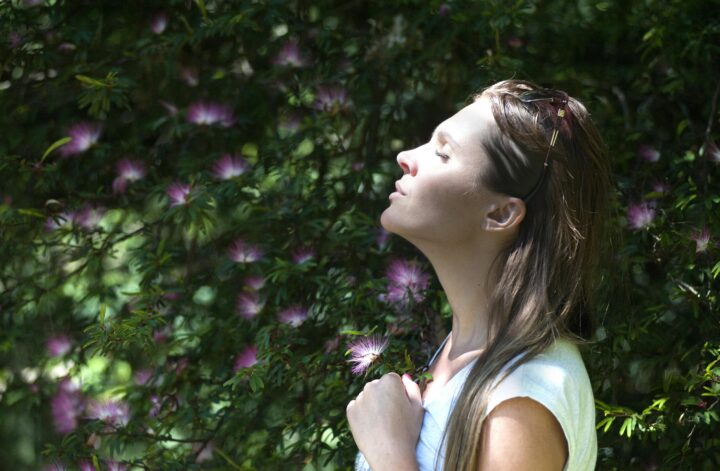 santé hormonale femme dans la nature