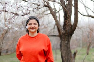 préparer son corps à la ménopause femme en chemise orange en pleine nature – vitalité et ménopause