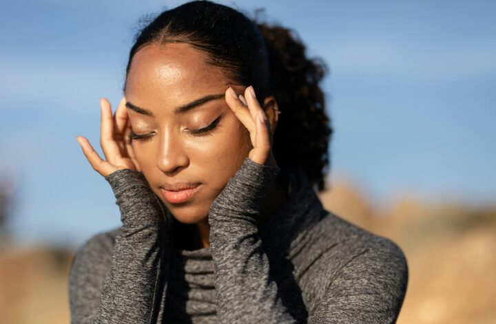fatigue nerveuse, femme se tenant la tête entre les mains