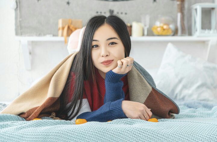 femme sur un lit en bien être naturel