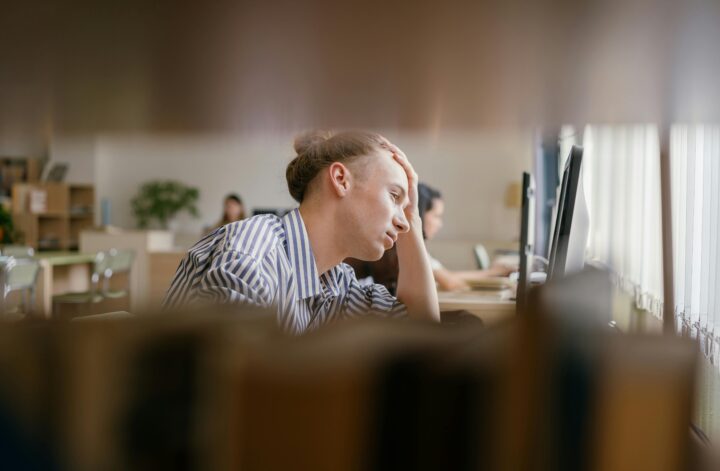 Homme stressé au travail illustrant le micro stress quotidien