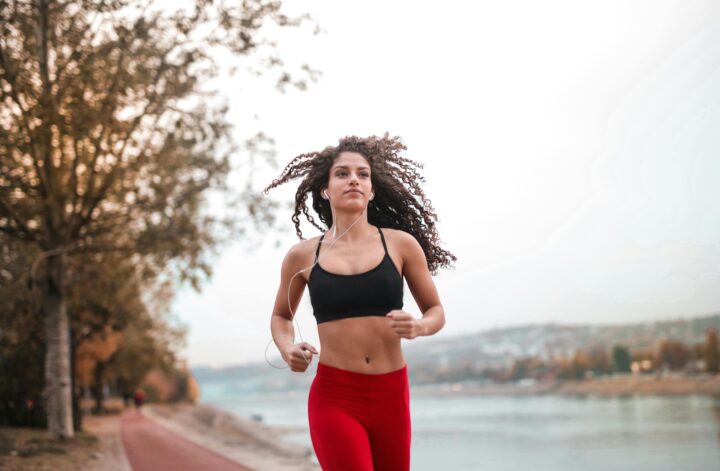 femme sportive pour perte de graisse naturellement